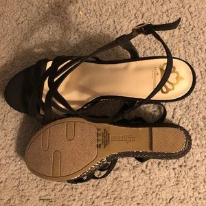 Cloth wedged size 10 medium can fit size 9